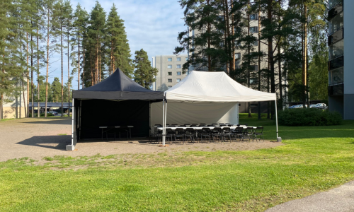 Pop-Up teltat pihamaalla ja teltoissa vuokrattavia kalusteita